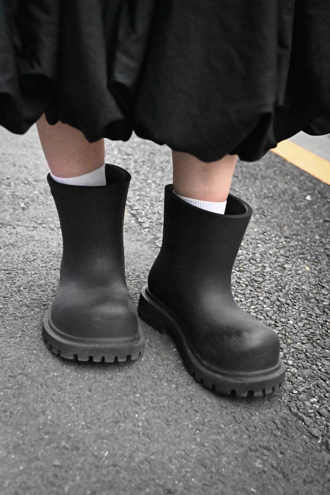 岩下 理子さん - コム デ ギャルソン・ガール(COMME des GARÇONS GIRL)、ノワール ケイ ニノミヤ(noir kei ninomiya)｜原宿ストリートスナップ - 写真2