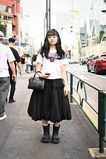 岩下 理子さん - コム デ ギャルソン・ガール(COMME des GARÇONS GIRL)、ノワール ケイ ニノミヤ(noir kei ninomiya)｜原宿ストリートスナップ1