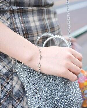 神山 莉奈さん - アンテプリマ(ANTEPRIMA)、スワロフスキー(SWAROVSKI)｜原宿ストリートスナップ - 写真5