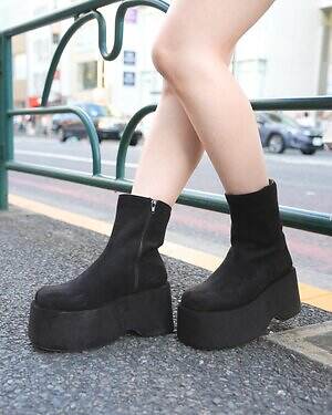 神山 莉奈さん - アンテプリマ(ANTEPRIMA)、スワロフスキー(SWAROVSKI)｜原宿ストリートスナップ - 写真4