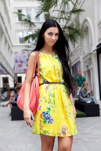 ケイトさん - フルラ(FURLA)、スワロフスキー(SWAROVSKI)｜ウィーンストリートスナップ - 写真1