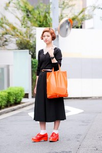 菊池 知子さん - ジーヴィージーヴィー(G.V.G.V.)、カルヴェン(CARVEN)｜青山・表参道ストリートスナップ - 写真3