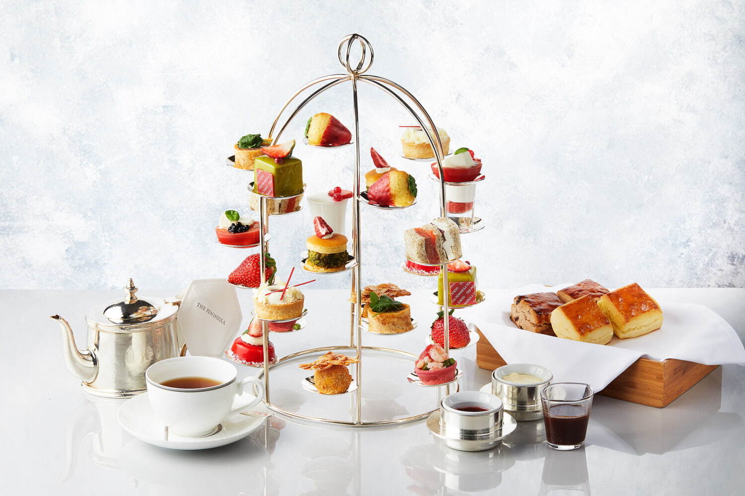 ザ・ペニンシュラ東京のストロベリーアフタヌーンティー、苺型マドレーヌなど“いちご尽くし”スイーツ|写真1